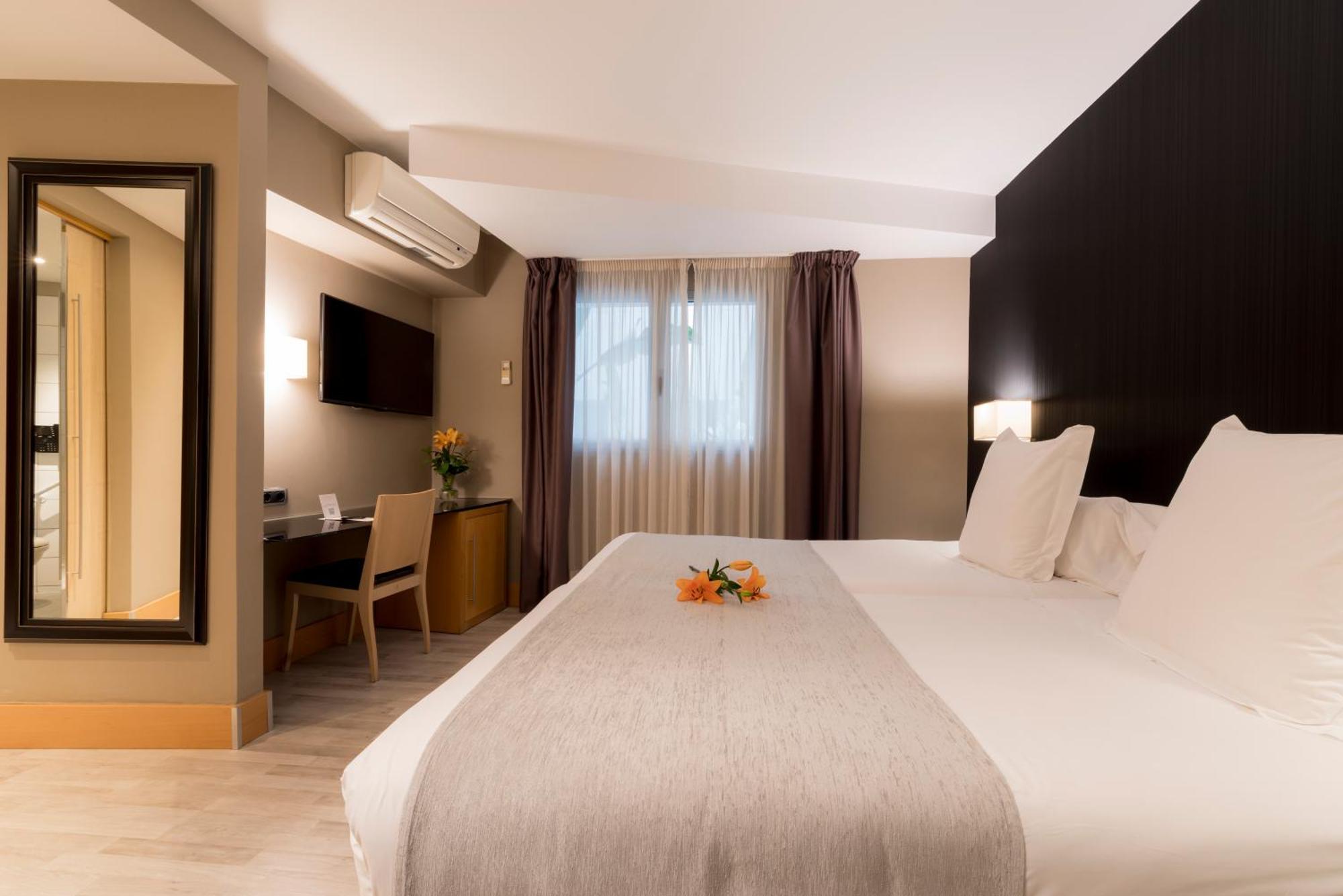 א-קורוניה Hotel Plaza מראה חיצוני תמונה