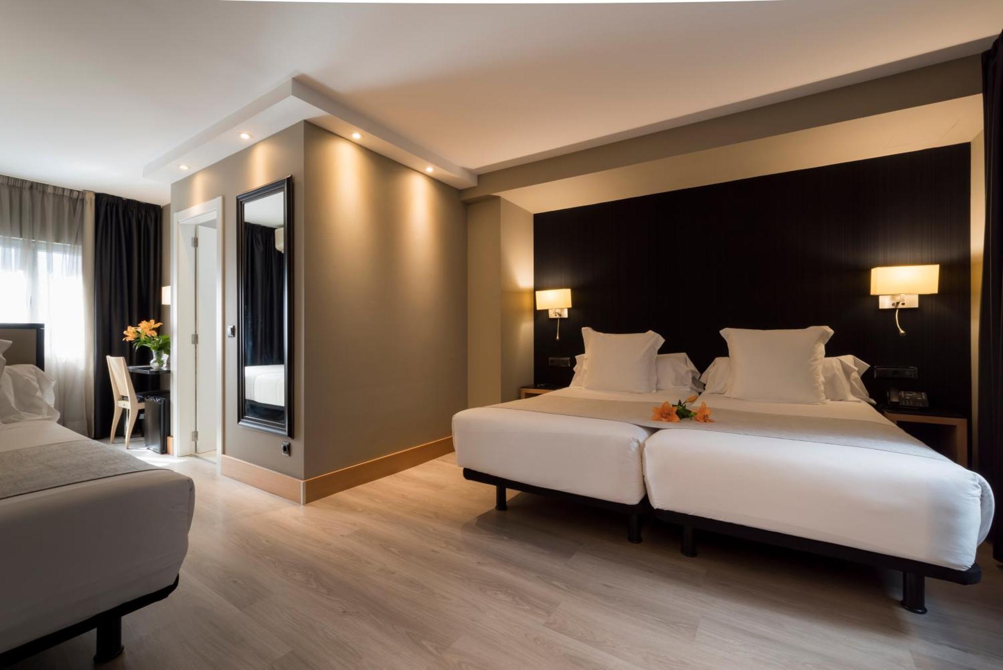 א-קורוניה Hotel Plaza מראה חיצוני תמונה