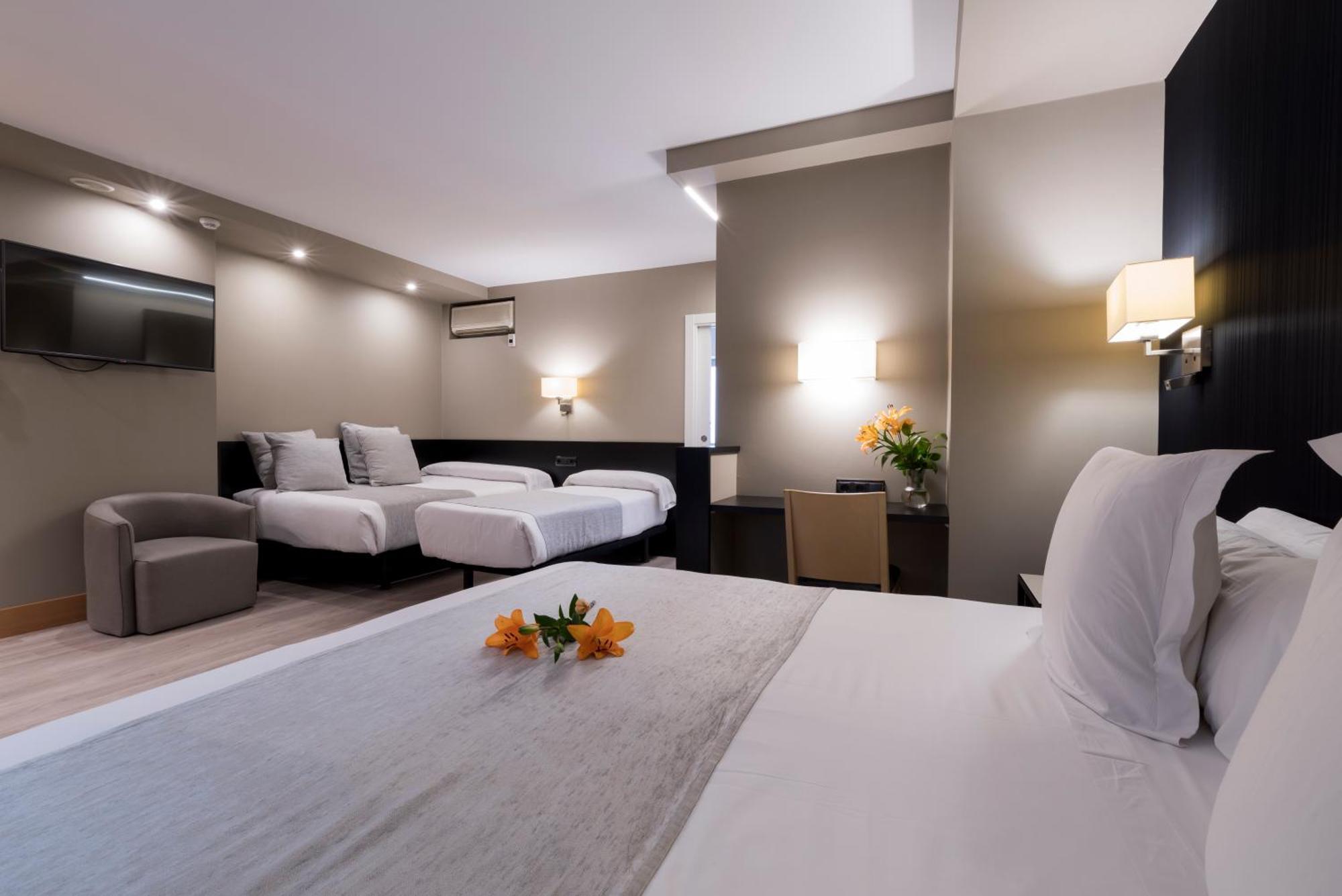א-קורוניה Hotel Plaza מראה חיצוני תמונה