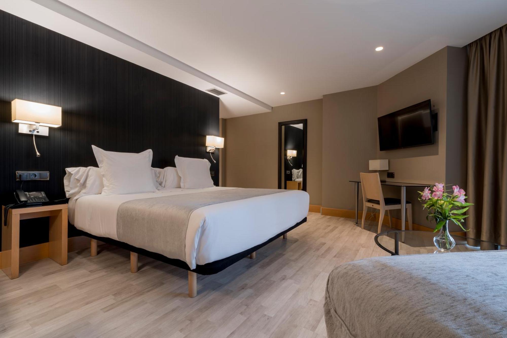 א-קורוניה Hotel Plaza מראה חיצוני תמונה