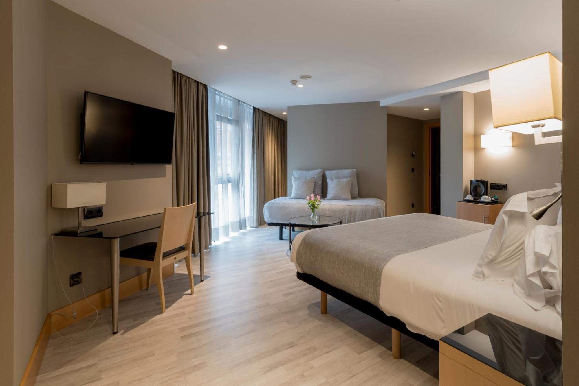 א-קורוניה Hotel Plaza מראה חיצוני תמונה