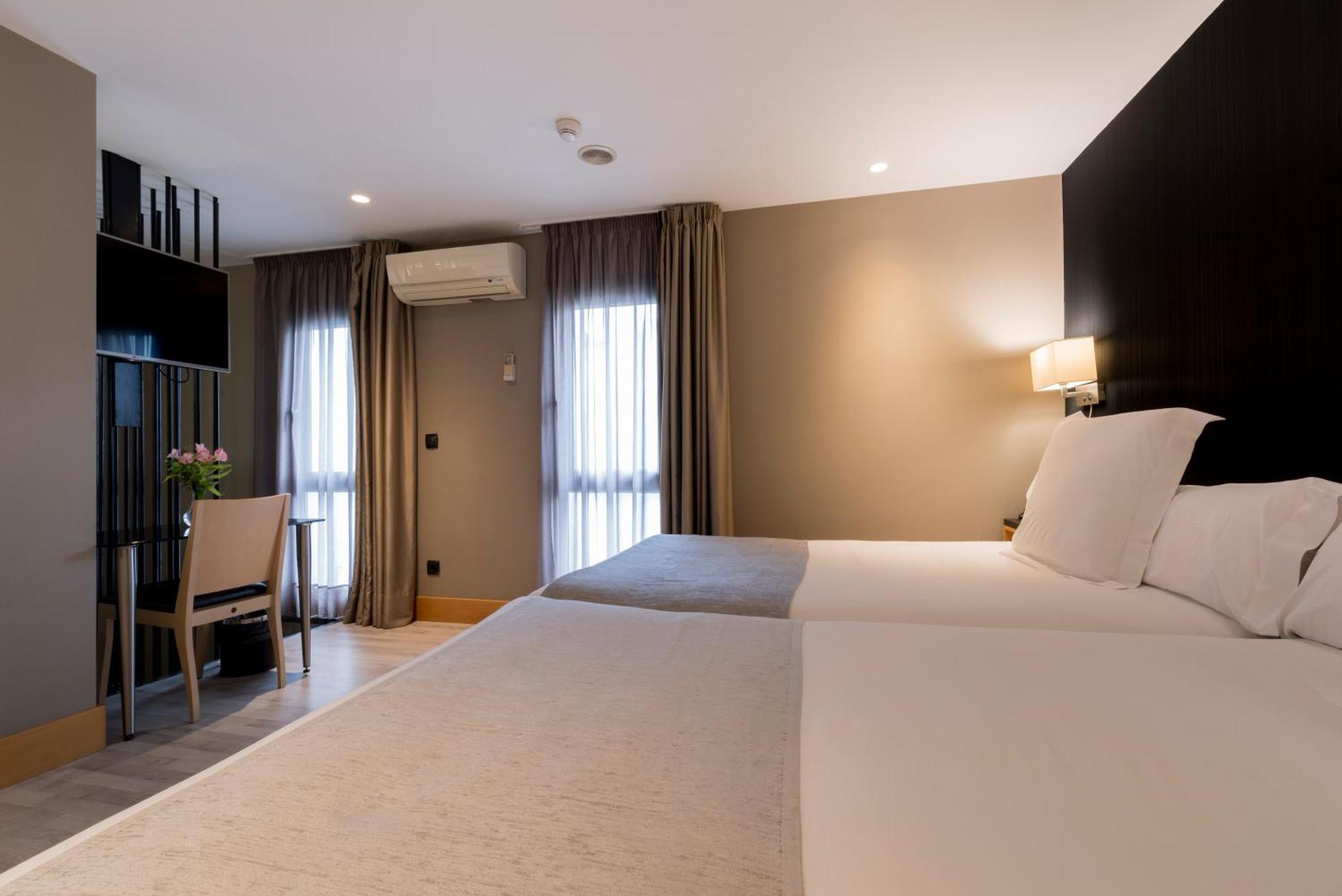 א-קורוניה Hotel Plaza מראה חיצוני תמונה