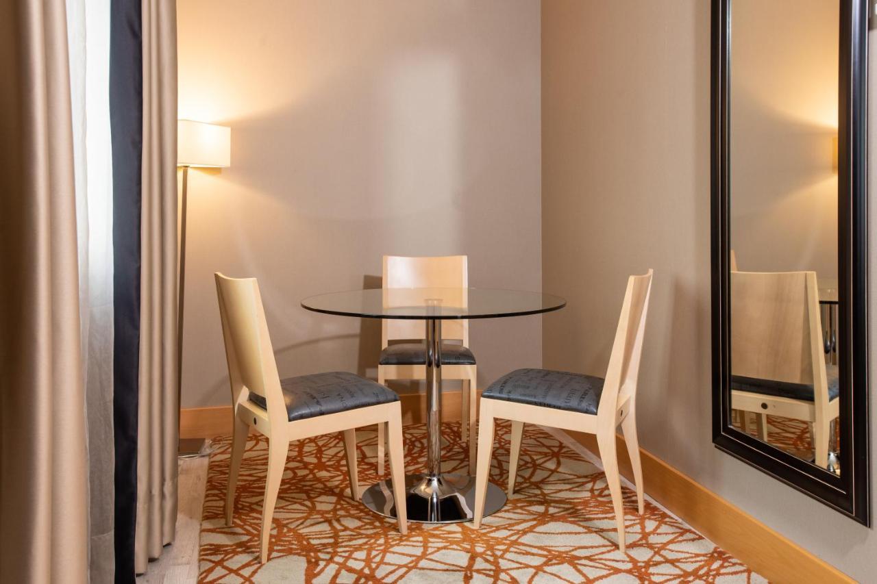 א-קורוניה Hotel Plaza מראה חיצוני תמונה